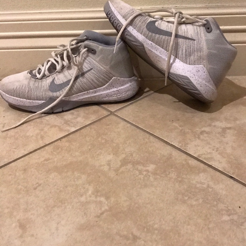 Nike zoom white sneakers
